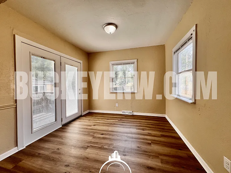 1110 Harding Dr — Photo 6