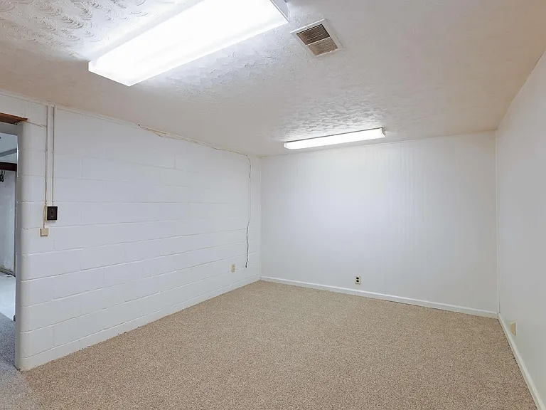 940 S 48th St — Photo 26