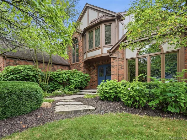811 Snowmass Dr, Rochester Hills, MI 48309