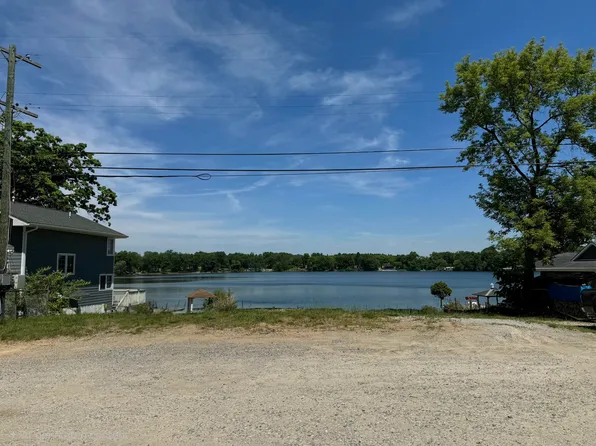 6456 Edgewood Dr, Brighton, MI 48116