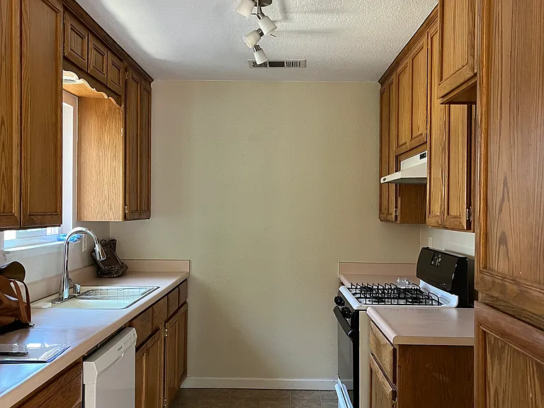 452 Valley View Dr — Photo 3