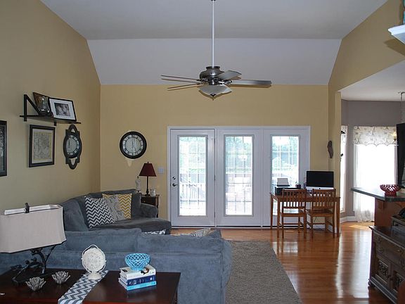 3rd image of 650 Meadowcrest Dr