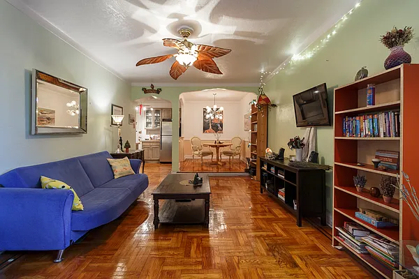 Sold by R New York | media 7