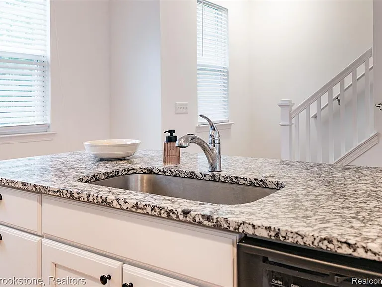 512 Midland Blvd — Photo 12
