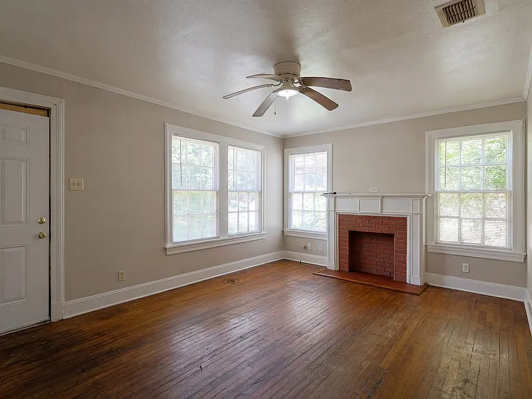 2811 Samford Ave — Photo 2