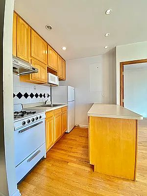4th image of 198 Elizabeth St APT 27