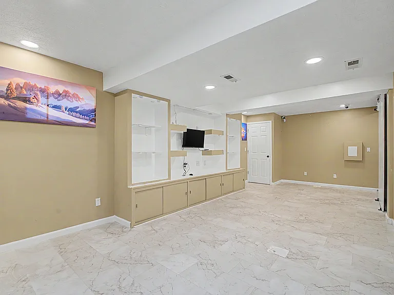 7973 Seabury Ct — Photo 41