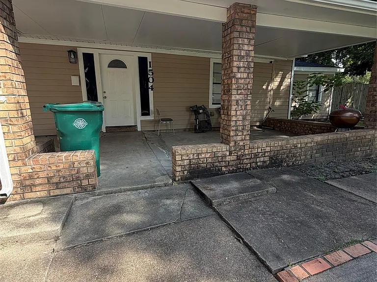 1504 Lawrence Ave — Photo 2