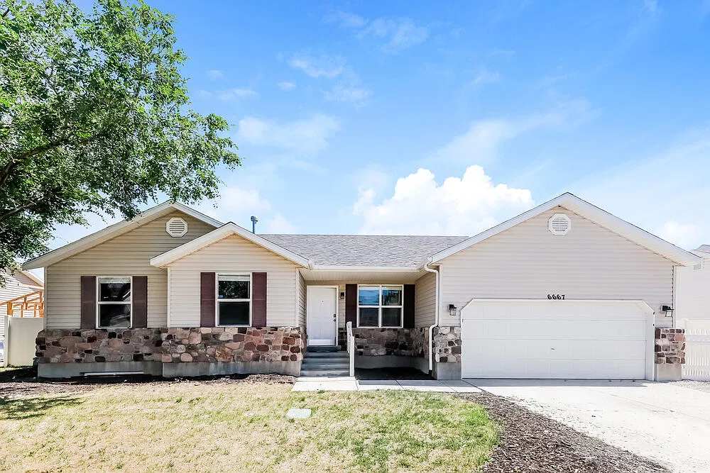 4 bed, 2.0 bath, 2300 sqft, $2,940 — Photo 1