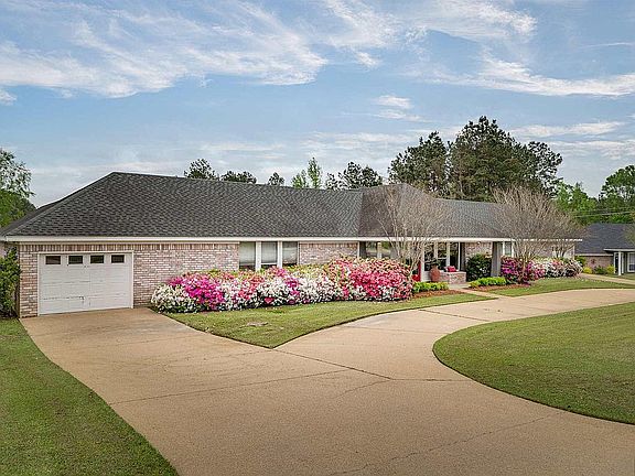 3rd image of 225 Winterpark Dr