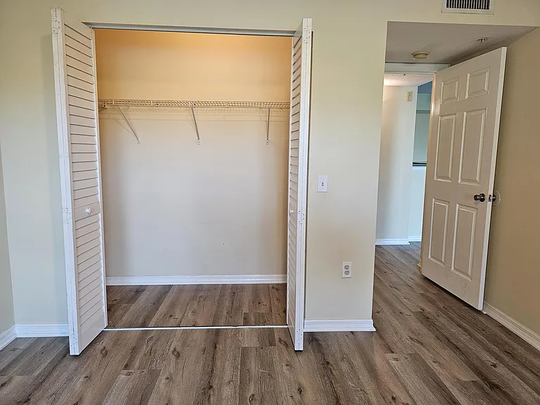 604 Villa Cir #604 — Photo 8