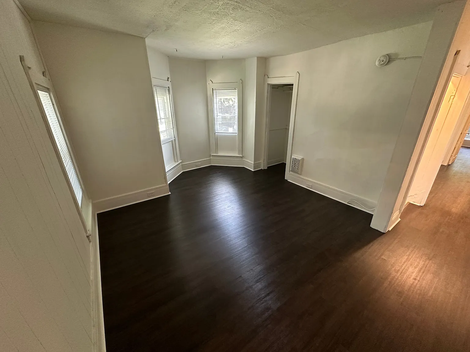 2 bed, 1.0 bath, 1050 sqft, $1,300 — Photo 1