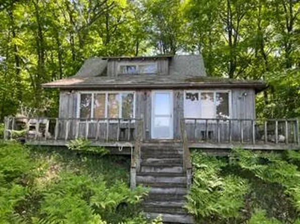 217 N Lamkin Rd, Harbor Springs, MI 49740
