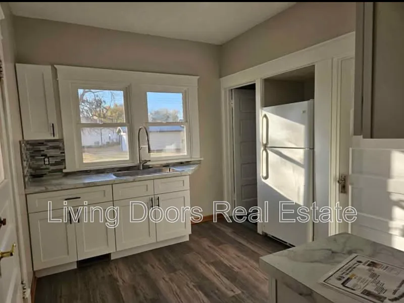 2 bed, 1.0 bath, $1,110 — Photo 4
