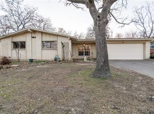 36 Regents Park Dr, Bedford, TX 76022