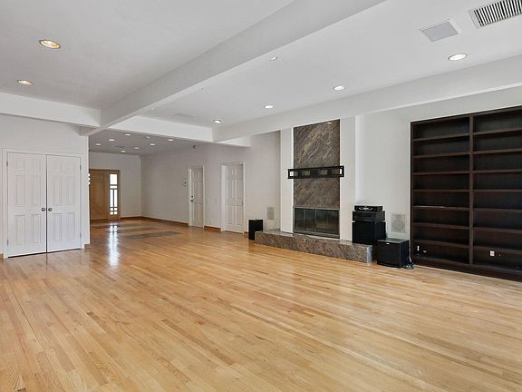 4th image of 2469 Crest View Dr
