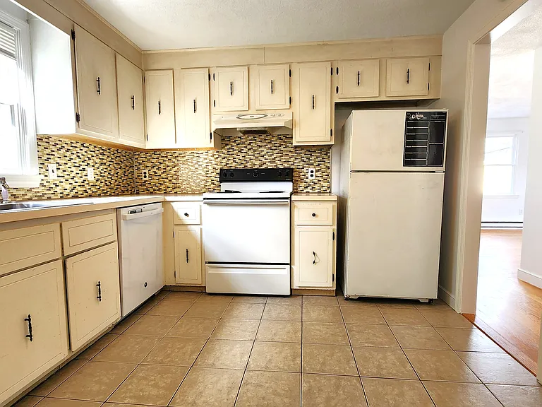 98 Sylvia St #1 — Photo 3