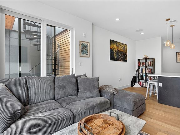 4th image of 946 Saratoga St #303