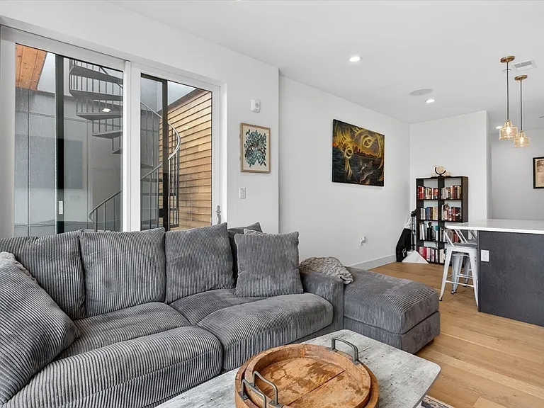 946 Saratoga St #303 — Photo 4