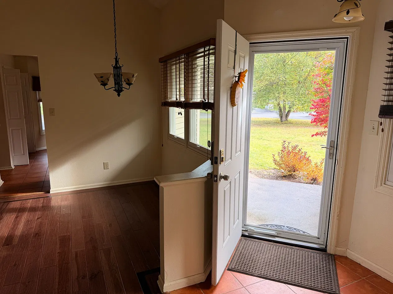 3 bed, 2.5 bath, 1446 sqft, $2,300 — Photo 4