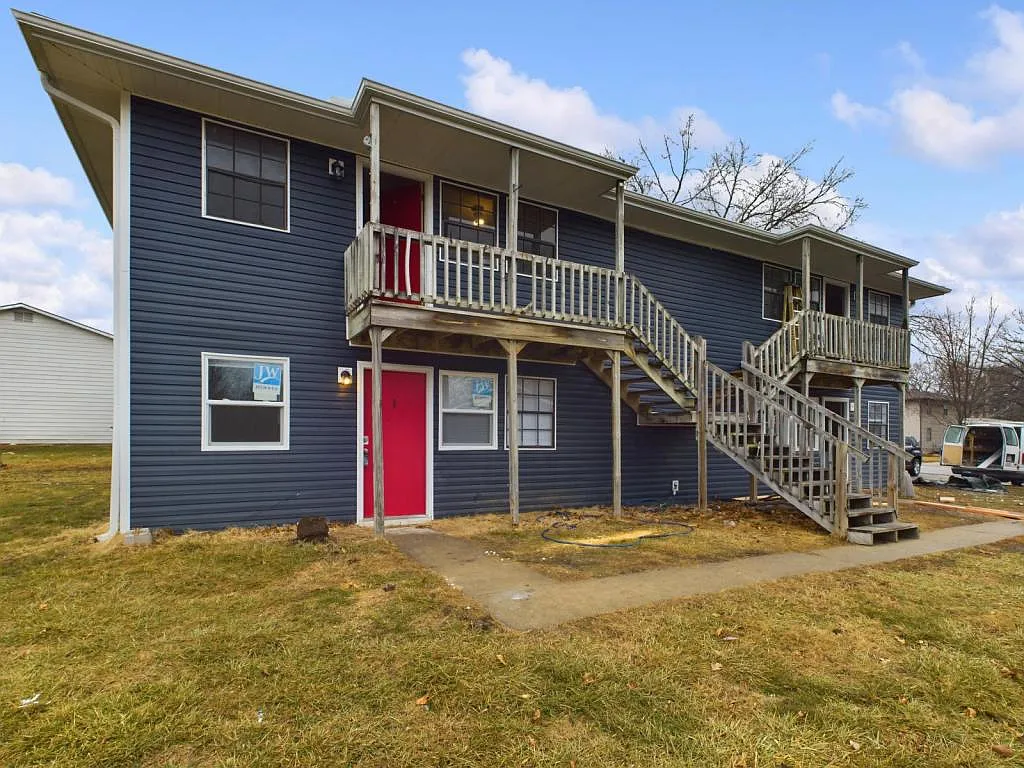 4 SE 240th Rd, apt 1 — Photo 1