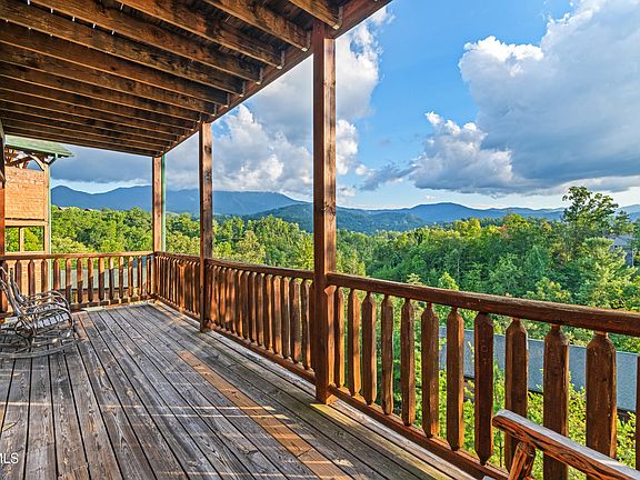 3rd image of 820 Great Smoky Way