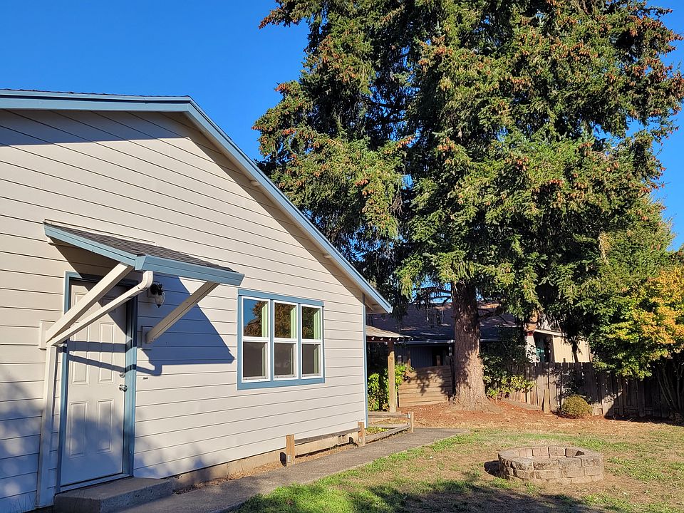 entry to unit is all the way to the back of the 4 plex.