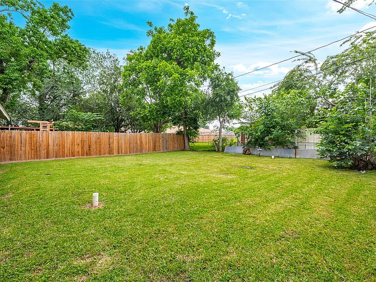 504 Burke Rd — Photo 24