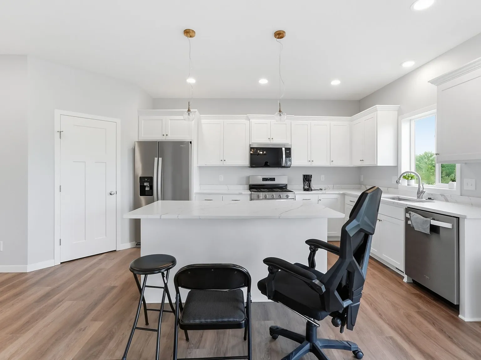 4 bed, 2545 sqft, $2,800 — Photo 4
