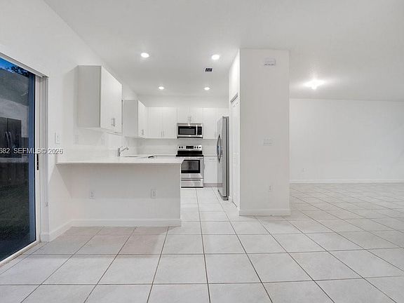 4th image of 2617 SE 11th St #2615