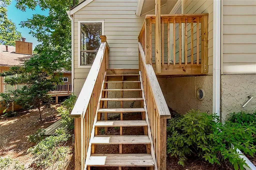 410 N Eagles Blf — Photo 2