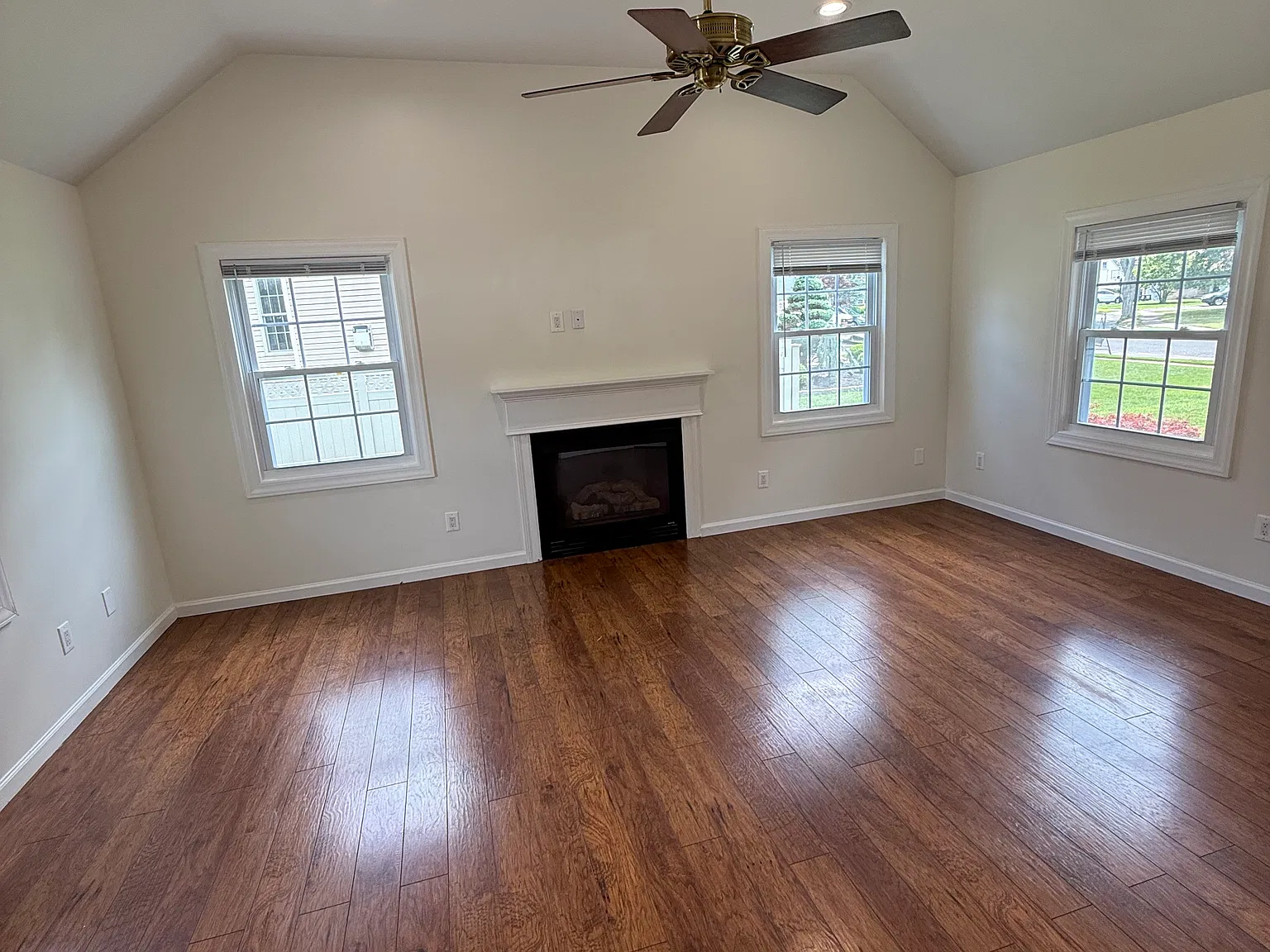 987 Pleasant Dr — Photo 4
