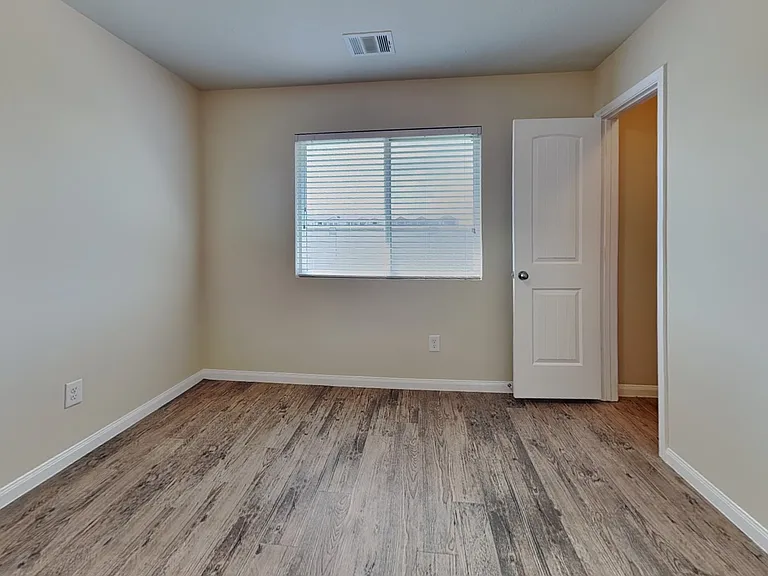 Spacious corner room with neut