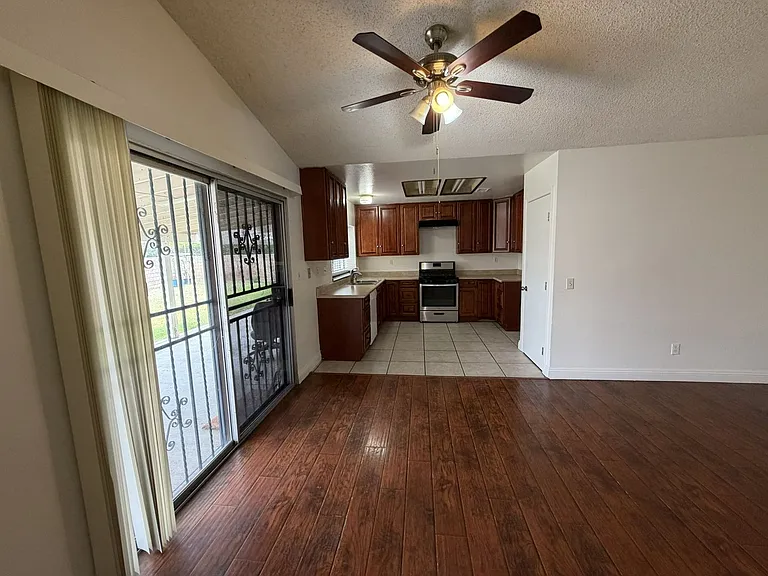 560 S Quince Ave — Photo 5