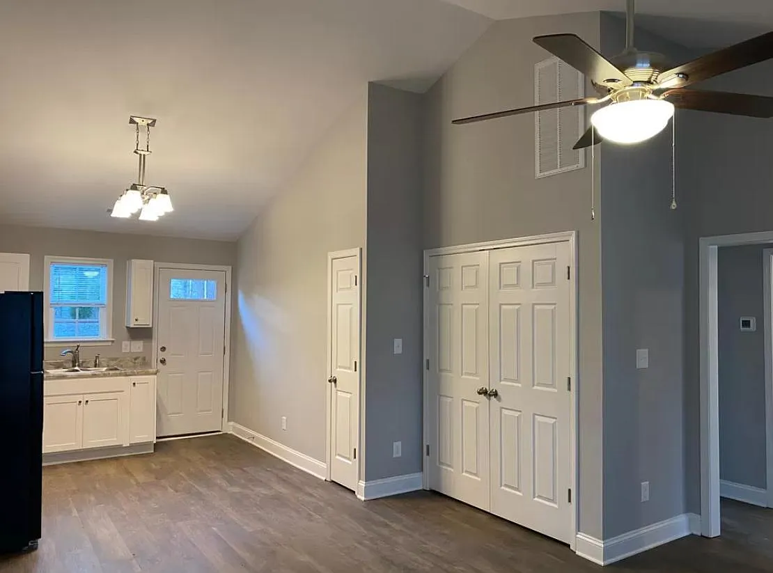 4 N Sterling St - B — Photo 1