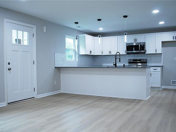 3rd image of 421 Webb St