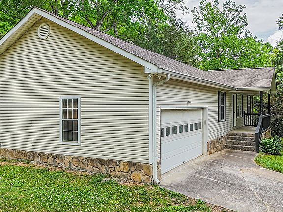 3rd image of 532 Eagle Cliff Dr