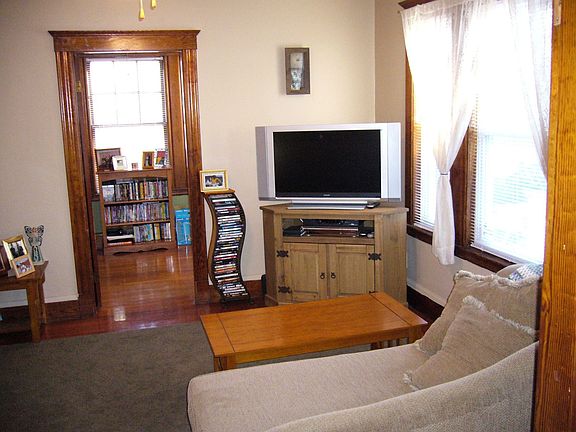 5th image of 10 Glenwood Cir