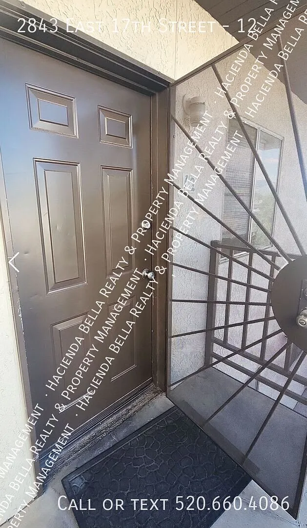 Cute 1 bedroom, 1 bathroom Upstairs Apartment in a Convenient Central Location — Photo 1