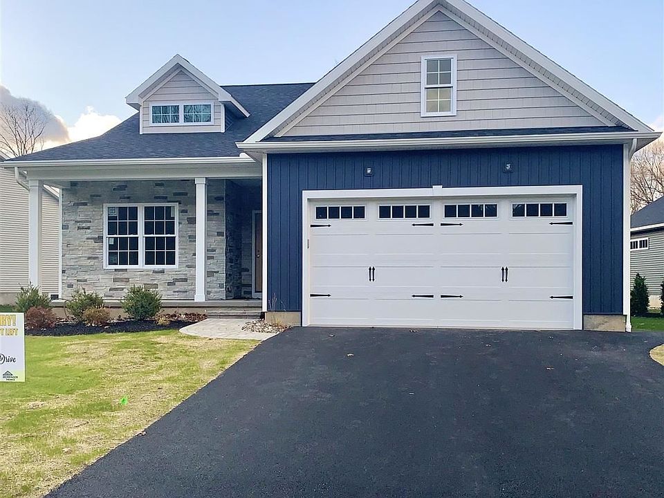 1st image of 7 Maple Forest Dr