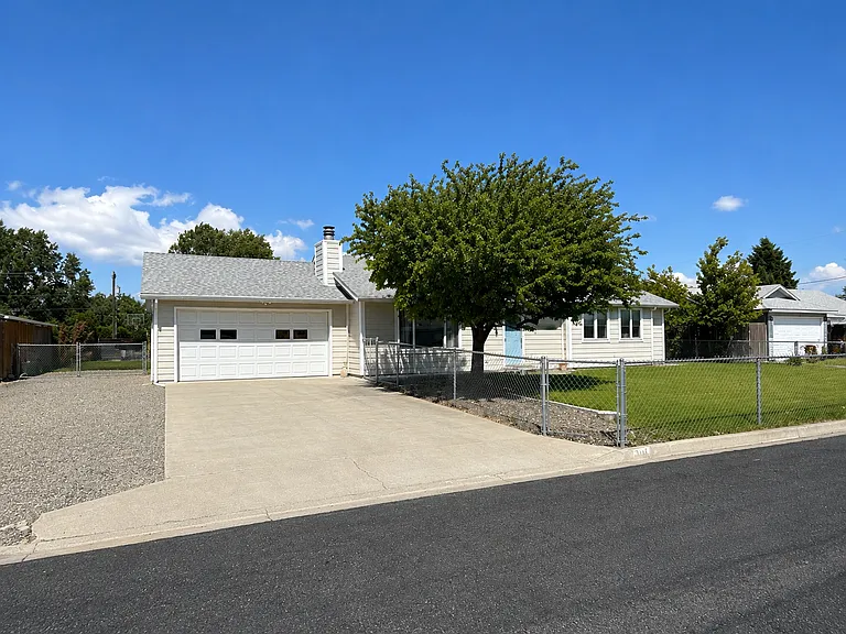 704 W 45th Pl — Photo 1