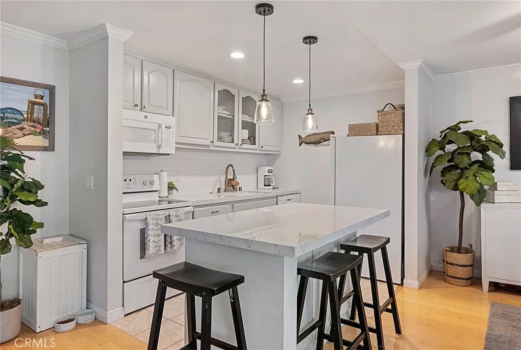 2 bed, 975 sqft, $4,900 — Photo 2