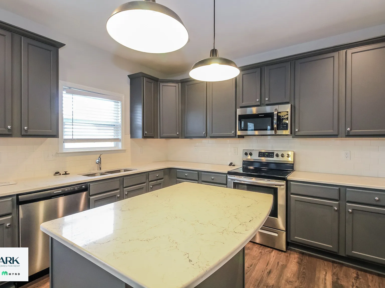 3 bed, 2.5 bath, 1726 sqft, $2,099 — Photo 3