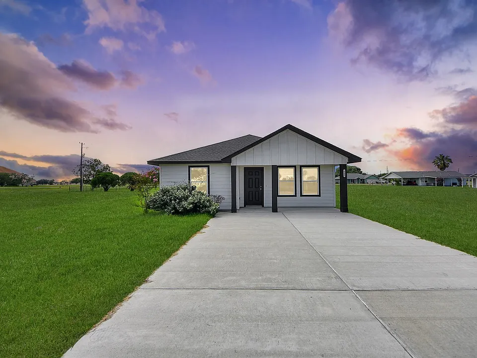 688 Swallow Dr