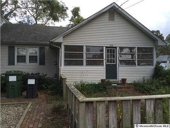 2nd image of 909 Lincoln Ave