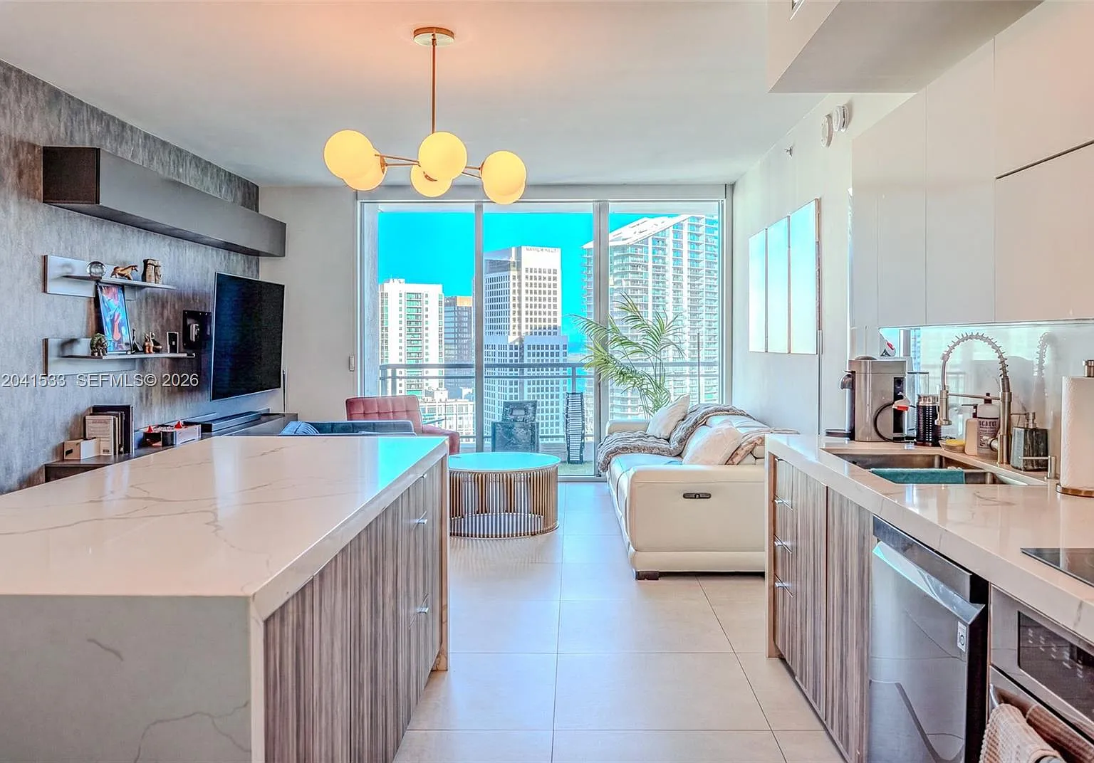 Ivy Condo — Photo 1