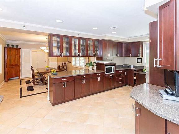 5th image of 520 W 92nd St