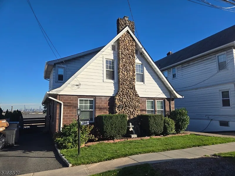 2 bed, 1.0 bath, $2,400 — Photo 1