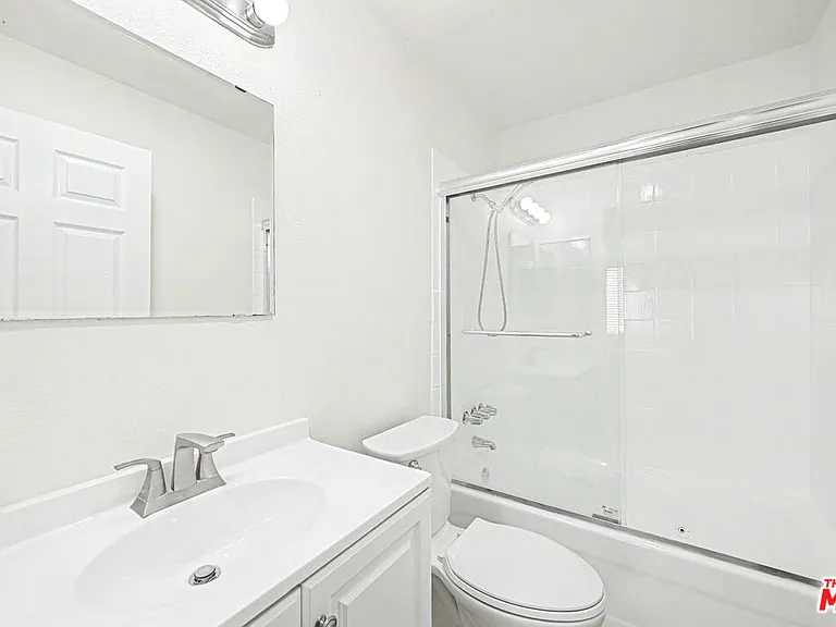 1820 S Barrington Ave #202 — Photo 14