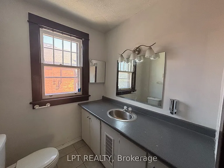322 Waverley St W — Photo 11